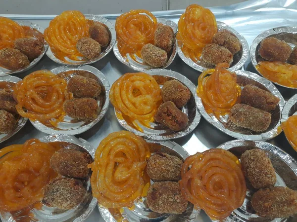 Τζαλεμπί Και Ανάμεικτες Κοτολέτες Λαχανικών Στο Πιάτο Ινδικά Σνακ Έτοιμα — Φωτογραφία Αρχείου