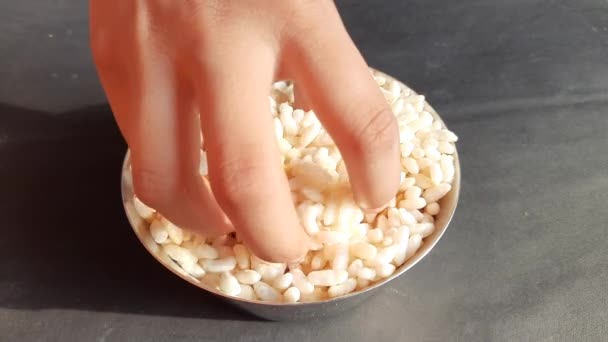 Nafoukaná Rýže Rýží Jeho Nafouklé Zrnko Mrice Snídaňové Cereálie Jiné — Stock video