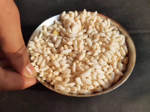 パフライスがご飯をぽんと鳴らした 米から作られたパフ粒 朝食の穀物の砂の他のスナック食品 パフやポップライス油 砂や塩をフライパンに伝統的な方法 麦むる村 — ストック写真