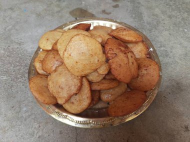 Geleneksel Hindistan atıştırmalıkları ve tatlıları. Pirinç unu ve tırmığı karıştırıp yağda kızartarak yapılır. Kızılderili kutsal adakları. Festivallerde yapılır. Hint yemeği.. 