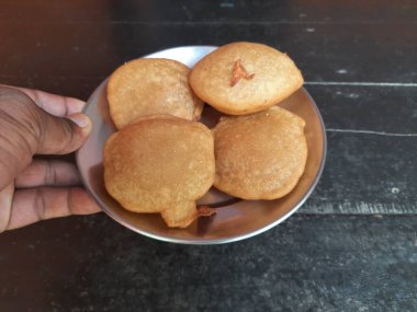 Geleneksel Hindistan atıştırmalıkları ve tatlıları. Pirinç unu ve tırmığı karıştırıp yağda kızartarak yapılır. Kızılderili kutsal adakları. Festivallerde yapılır. Hint yemeği.. 