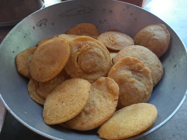 Lanches Doces Tradicionais Índia Feito Misturando Farinha Arroz Jaggery Fritando — Fotografia de Stock