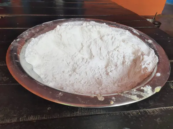 ボウルに米粉 米粉を使った料理は ロティ お菓子 料理などが多い インドでは礼拝も行われている — ストック写真
