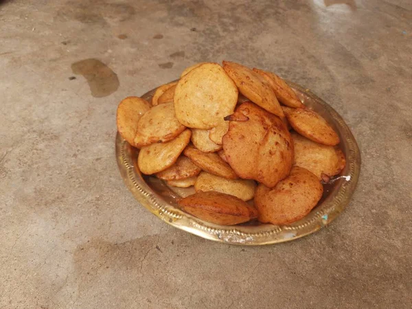 印度的传统小吃和糖果 它是由米粉和杂烩混合和油炸制成的 印度的神圣祭品它是在节日期间制作的 印度食品 — 图库照片