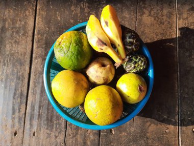 Sepette çok meyve var. Bu meyve birçok vitaminin kaynağıdır. Muz, Portakal, Atımoya gibi pek çok meyve..