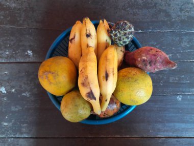 Sepette çok meyve var. Bu meyve birçok vitaminin kaynağıdır. Muz, Portakal, Atımoya gibi pek çok meyve..