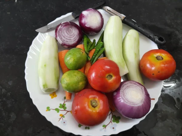 サラダをカットする準備ができて野菜 野菜を洗い 皿に入れます 人気のサラダ野菜は玉ねぎ キュウリ レモン ニンジン トマト グリーンチリです — ストック写真