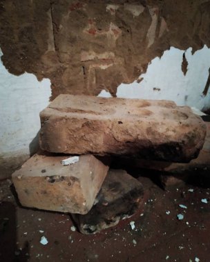 Tamir için hazırlanmış duvarın arkasındaki eski tuğlalar