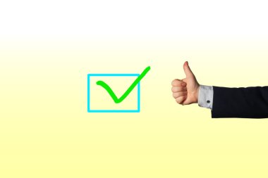 Başarı ya da tamamlama konsepti. İşaretli görev bir kontrol listesi üzerinde parmak yukarı bir el resmi ile.