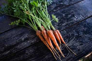 Dışarıdaki ahşap masadaki havuçlar.