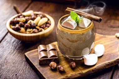Vejetaryen noel sıcak çikolatası, sıcak içecek, fındık ve sebze sütüyle yapılmış, glüten.