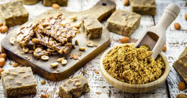 Fıstık ezmesi ezme, manyok unu ve şekere dayalı geleneksel bir Brezilya tatlısıdır..