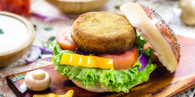 Vejetaryen burger, mısırdan, patatesten, dokulu soya proteininden, nabızlardan, tofudan, mantardan, mısır gevreğinden yapılmış etsiz bir sandviçtir.