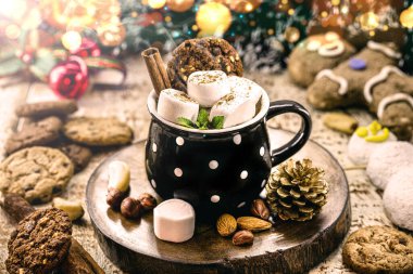 Vejetaryen noel sıcak çikolatası, kestane, tarçın, krema, lokum, nane ve fındıklı. Laktozsuz Noel İçkisi