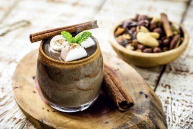 Fındıklı, tarçınlı, naneli ve fındıklı vejetaryen sıcak çikolata. Vejetaryenler için sütsüz içecek