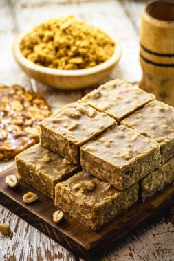 Barlarda yer fıstığı şekeri, tipik Brezilya şekeri, adı pe de moleque..