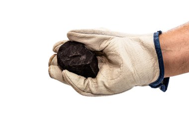 Erkek madenci elinde kömür, siyah kaya ya da çiğ grafit, madencilik ya da jeoloji kavramı tutuyordu. İzole edilmiş beyaz arkaplan