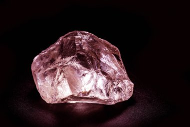 renkli gül kuvars, esrarengiz taş, izole edilmiş siyah arkaplan