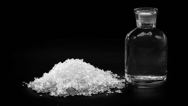 Sodyum asetat, sodyum etanat olarak adlandırılır, renksiz bir kristal bileşik, sülfürik asit içerir.