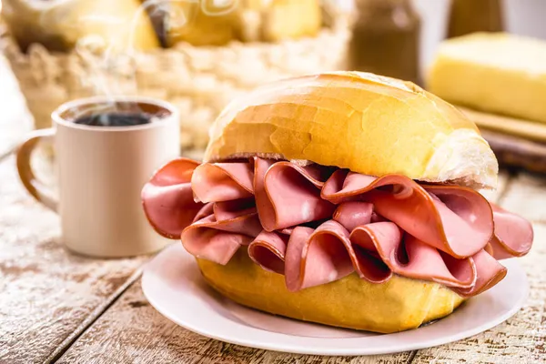 Sandwich Mortadela Tradicional Cerdo Servido Panaderías Brasil Con Café Negro — Foto de Stock