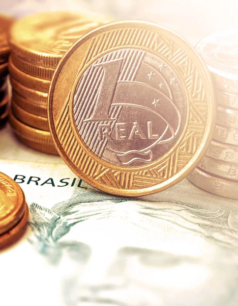 Brezilya 'dan gelen 100 reais banknotun ayrıntıları ve seçici odaklı Brezilya sikkeleri, arka plan resmi. Promosyon konsepti ya da büyük ödül parası.
