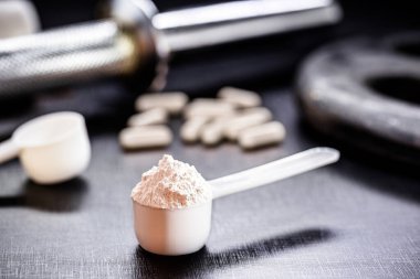 Bir kaşık kreatin. Güç, güç ve kas kütlesini arttırmak için önerilen takviye..