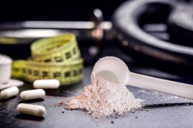 Spor takviyesi, kreatin, hmb, bcaa, amino asit veya toz vitamin. Spor beslenme konsepti. bcaa, l-carnitine, creatine