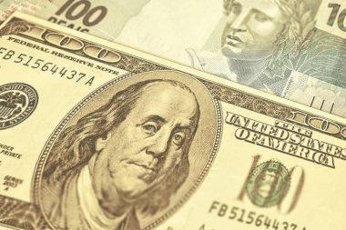 100 dolarlık banknot ve 100 dolarlık banknot. Ekonomik kriz konsepti, Brezilya ve ABD krizde
