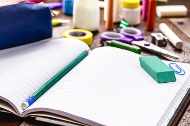 Fotokopi alanı olan okul defteri, okul malzemeleri, okul konseptine dönüş, promosyon metni için alan