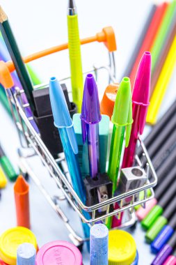 Okul malzemeleri alıp satışı, süpermarket tramvayı içinde okul ürünleri satışı, yeni okul malzemeleri konsepti, okul malzemeleri alışverişi.