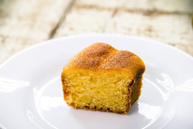 Küçük bir dilim mısır unu keki, tipik Brezilya kırsal pastası mısır unundan yapılmış.