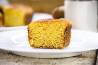 Küçük bir dilim mısır unu keki, tipik Brezilya kırsal pastası mısır unundan yapılmış.