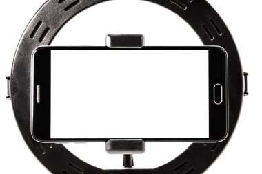 İzole edilmiş beyaz arkaplan ile halka ışığı şablon işkembesi, metin veya fotoğraf için boşluk ile yatay akıllı telefon çekim.