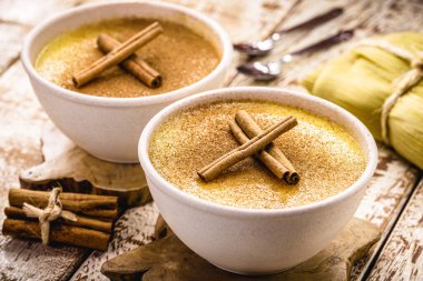 Curau, tarçınlı mısır, geri dönüştürülmüş plastik tencerede servis edilen, organik ev yapımı yemekler.