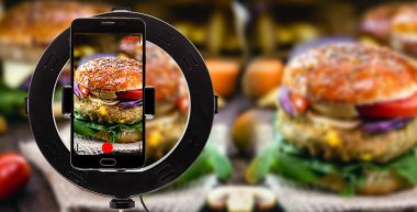 Hamburger cep telefonuyla çekiliyor, akıllı telefon kayıt videosu profesyonel kalitede dağıtım uygulaması için.