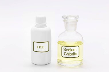 Aktivatör hidroklorik asit HCL 'nin yanındaki sodyum klorit şişesi kimyasalları ve güçlü dezenfektanları temizliyor.