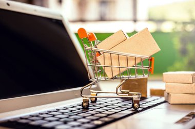 Kişisel bilgisayar üzerinden minyatür süpermarket alışveriş arabası, online alışveriş konsepti, evden satın alma
