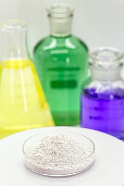 Petri kabındaki teneke dioksit formülü SnO olan inorganik bileşiktir. Metal alaşımlarının üretiminde yaygın olarak kullanılır.