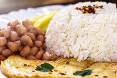 Tipik Brezilya yemeği pilav ve fasulye ızgara tavuk fileto ve patates, ev yapımı yemek.