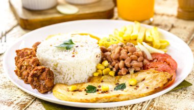Bir tabak pirinç ve fasulye tipik Brezilya yemeği, sağlıklı ve hafif yemek, kızarmış yumurta ve salata, Brezilya yönetici yemeği.