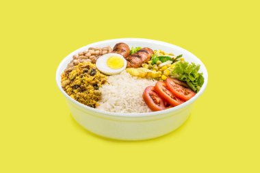 Brezilya beslenme çantası, pirinç, fasulye, et, salata ve patates kızartması, tipik eve servis öğle yemeği.