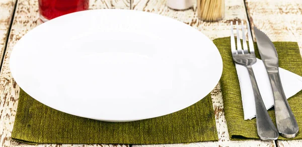 顶部视图乡村式的白色餐桌模型 空的圆形和白色盘子食物 侧面餐具 老式背景 自制食物概念 — 图库照片