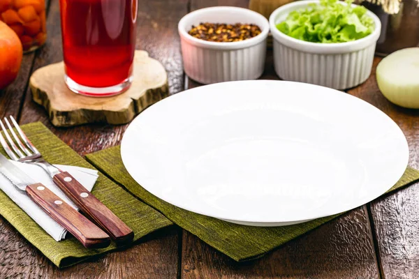 褐色的乡村餐桌模型 顶部视图 空的圆形和白色食物盘 侧面餐具 老式背景 自制食物概念 — 图库照片