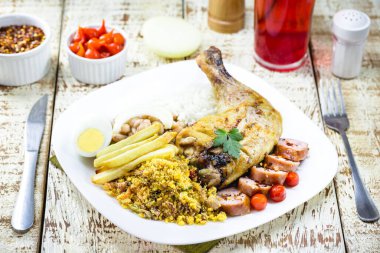 pirinç ve fasulye yemeği, büyük kızarmış tavuk budu, doğranmış mısır ve bezelye salatası, geleneksel Brezilya yemeği.