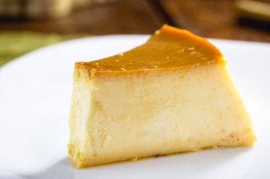 Bir dilim dulce de leche puding, dulce de leche puding, tipik Brezilya ya da Fransız tatlısı.