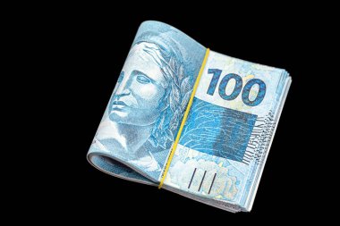 100 reais banknot, bir tomar para, büyük meblağ, borç veya finansman konsepti, izole edilmiş siyah fon