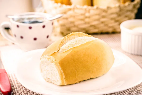 巴西的盐面包是早餐用的 叫做法国面包 烤箱里新鲜而脆 配上热的黑咖啡 — 图库照片