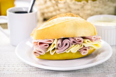 Tipik Brezilya yemeği, dilimlenmiş mozzarella peyniri ve jambonlu po de sal, kahvaltıda Fransız ekmeği..