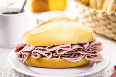 Jambonlu ekmek, kafeterya ve fırınlardan tipik Brezilya atıştırmalıkları, kahvaltı.