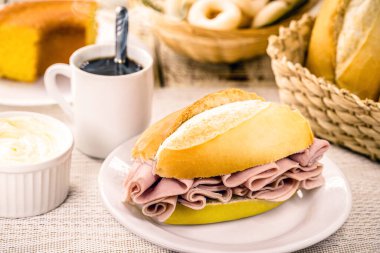 Tipik Brezilya atıştırmalığı, mozzarella peyniri ve jambonlu po de sal, kahvaltıda sıcak kahve ve Fransız ekmeği..